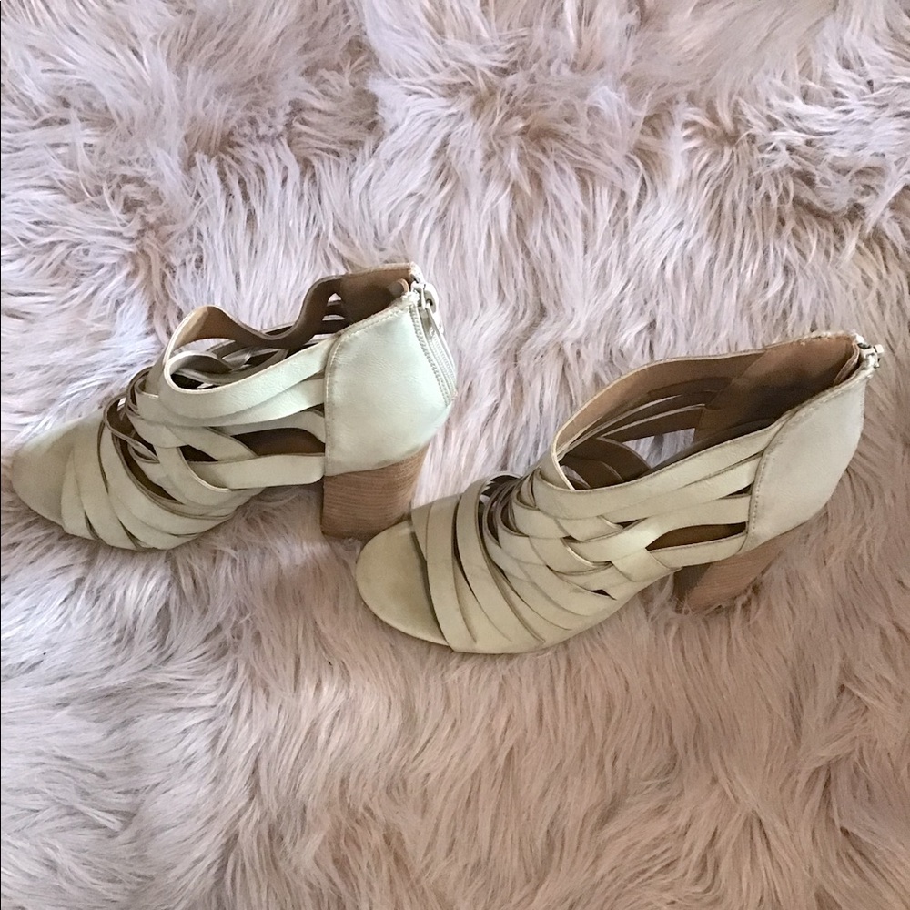 Strappy heeled cream/off white sandals